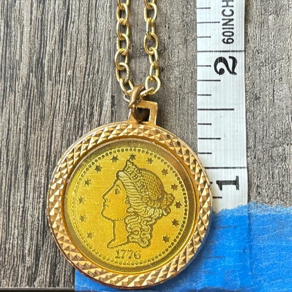 VTG Gold Tone 1776 Liberty Coin Pendant Necklace Eagle Crest Diamond Cut Bezel